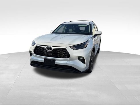 Used 2022 Toyota Highlander XLE image 11