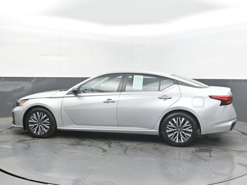 Used 2024 Nissan Altima 2.5 SV FWD image 5