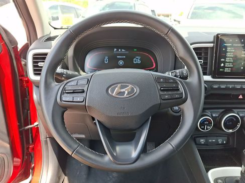 Used 2025 Hyundai Venue Limited FWD image 21