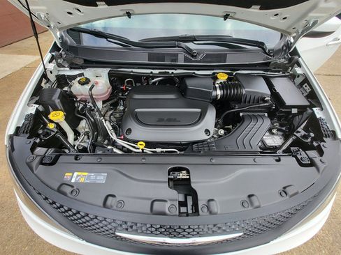 Used 2023 Chrysler Voyager LX FWD image 17