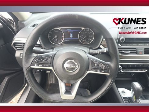 Used 2024 Nissan Altima 2.5 SV image 17