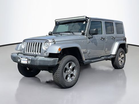 Used 2017 Jeep Wrangler Unlimited Sahara w/ Connectivity Group AWD/4WD image 11