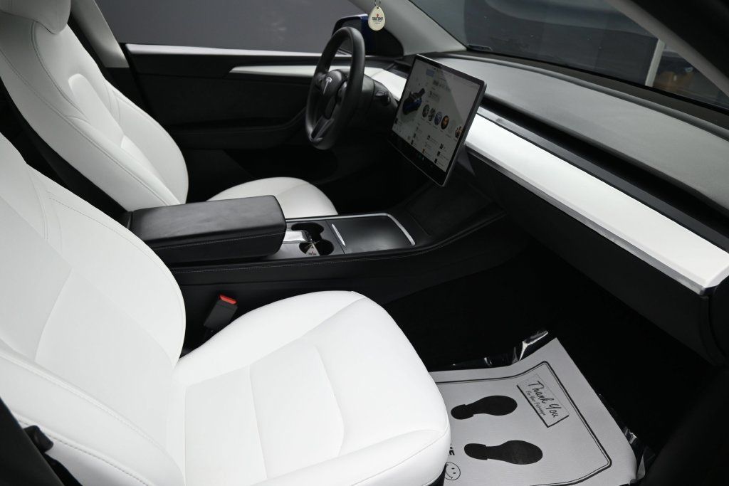 Used 2024 Tesla Model Y 2WD image 31