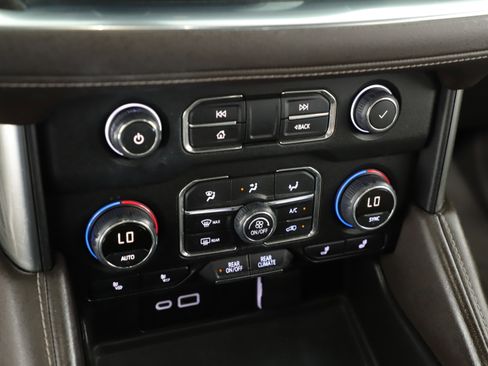 Used 2022 Chevrolet Tahoe Z71 w/ Luxury Package image 14