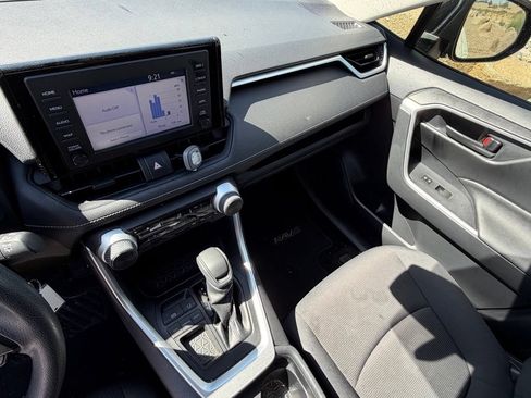 Used 2019 Toyota RAV4 LE FWD image 17