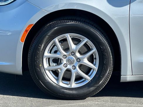 Used 2023 Chrysler Pacifica Touring-L FWD image 26