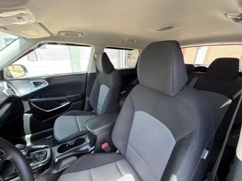 Used 2023 Kia Soul LX w/ LX Technology Package FWD image 19