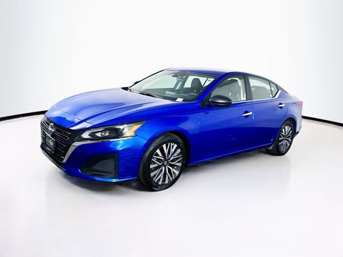 Used 2025 Nissan Altima 2.5 SV FWD image 3