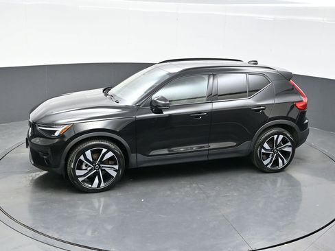 Used 2025 Volvo XC40 B5 Plus image 26