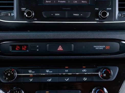 Used 2018 Kia Sedona L image 35