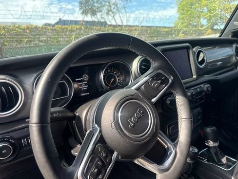 Used 2022 Jeep Wrangler Unlimited Sahara w/ LED Lighting Group AWD/4WD image 10