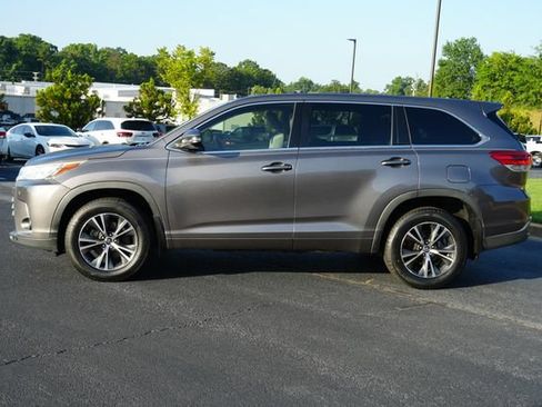Used 2017 Toyota Highlander LE FWD image 4