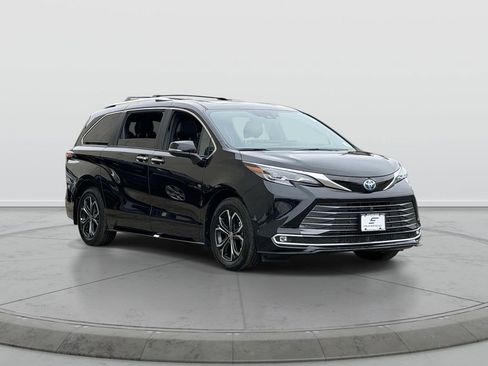 Used 2025 Toyota Sienna Platinum AWD/4WD image 1