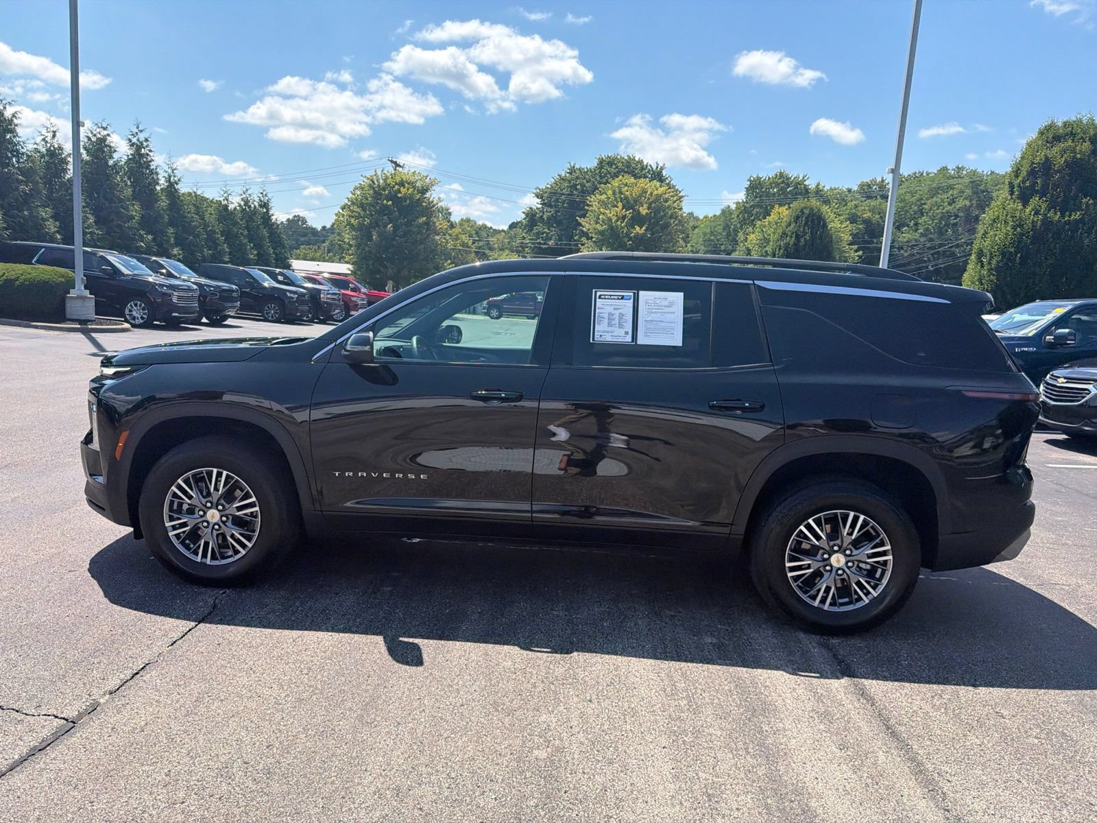 Used 2025 Chevrolet Traverse LT w/ LPO, Floor Liner Package FWD image 2