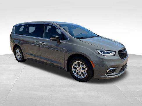 Used 2025 Chrysler Pacifica Select FWD image 9