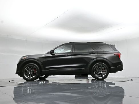 Used 2025 Ford Explorer ST-Line w/ ST-Line Street Pack image 55
