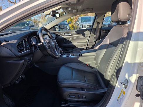 Used 2018 Buick Regal Essence w/ Driver Confidence Package #1 image 18
