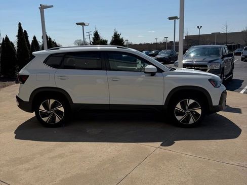 Used 2025 Volkswagen Taos SE AWD/4WD image 6