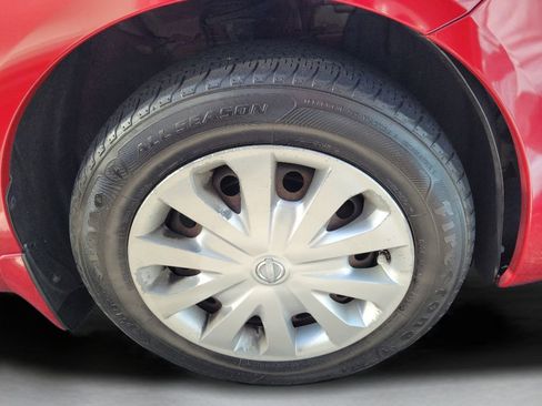 Used 2015 Nissan Versa SV image 2