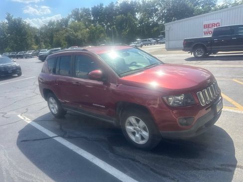 Used 2017 Jeep Compass Latitude FWD image 5