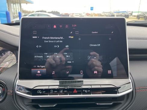 Used 2025 Jeep Compass Trailhawk image 16