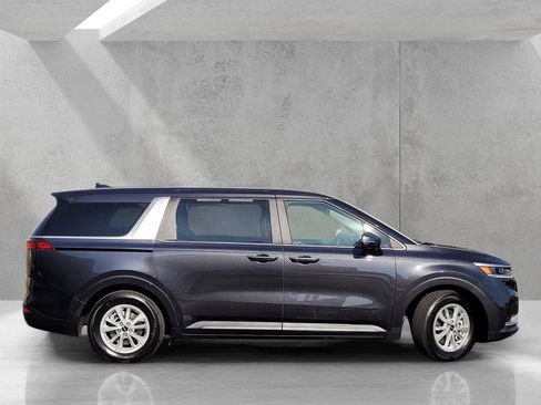 Used 2024 Kia Carnival LX image 3