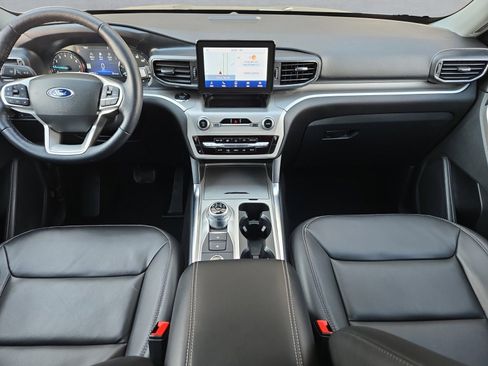 Used 2022 Ford Explorer XLT w/ Equipment Group 202A image 9