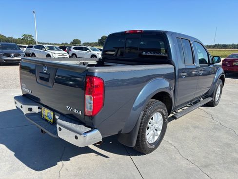 Used 2017 Nissan Frontier SV w/ SV Value Truck Package AWD/4WD image 4
