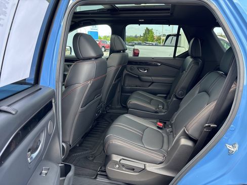 Used 2025 Honda Pilot TrailSport image 12