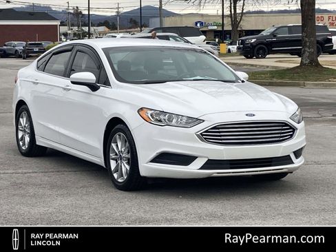 Used 2017 Ford Fusion SE w/ Fusion SE Technology Package image 1