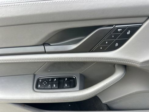 Used 2022 Porsche Taycan image 12