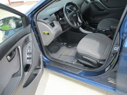 Used 2014 Hyundai Elantra SE w/ Option Group 02 FWD image 9