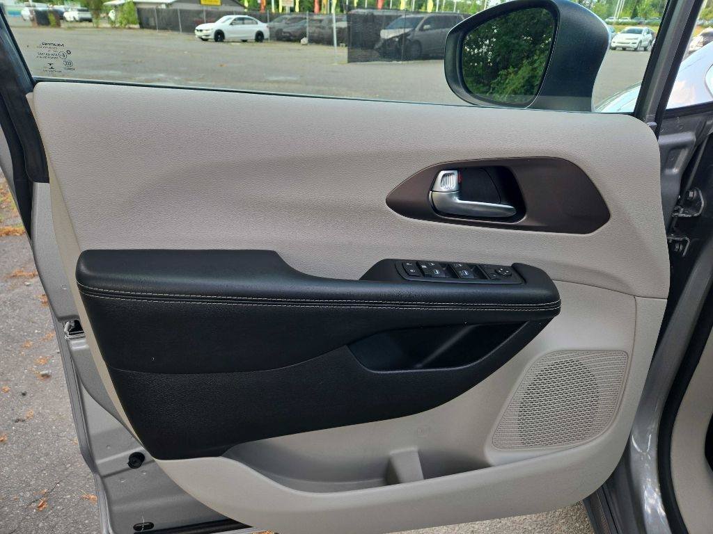 Used 2020 Chrysler Voyager Lxi FWD image 12