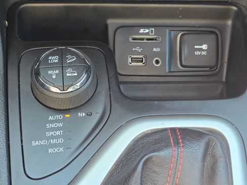 Used 2016 Jeep Cherokee Trailhawk w/ Comfort/Convenience Group AWD/4WD image 30