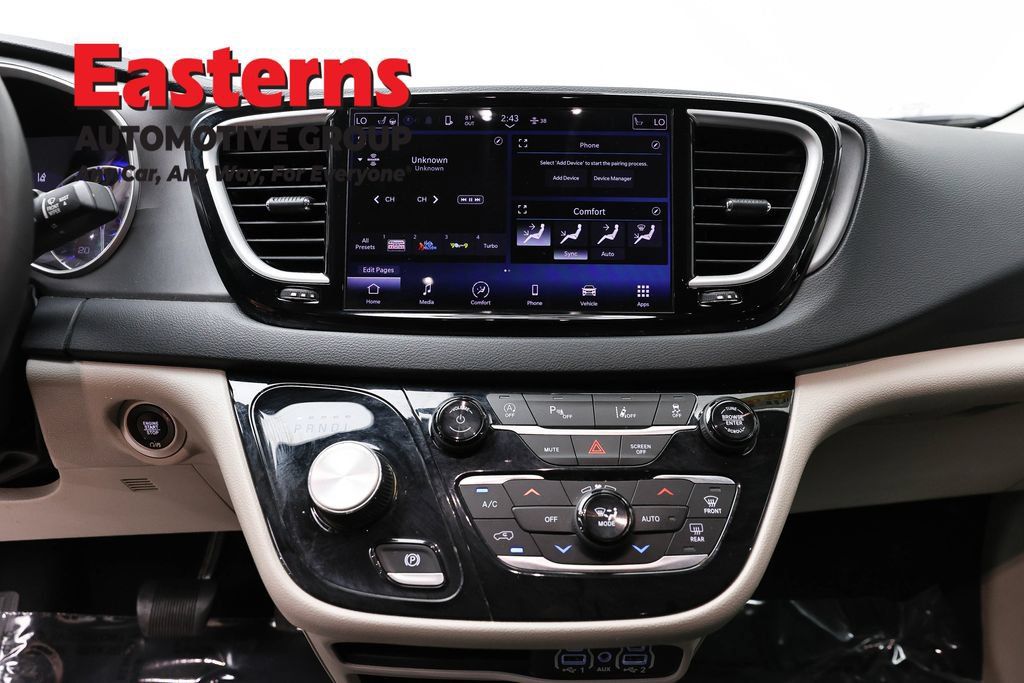 Used 2023 Chrysler Pacifica Touring-L FWD image 14