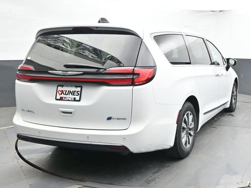Used 2023 Chrysler Pacifica Limited FWD image 10