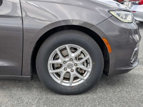 Used 2021 Chrysler Pacifica Touring-L FWD image 11