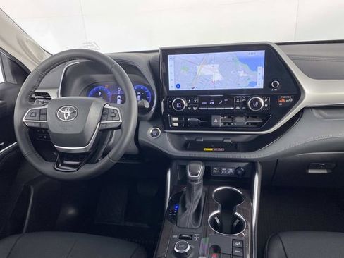 Used 2025 Toyota Highlander Platinum AWD/4WD image 14