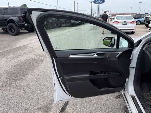 Used 2015 Ford Fusion SE FWD image 11
