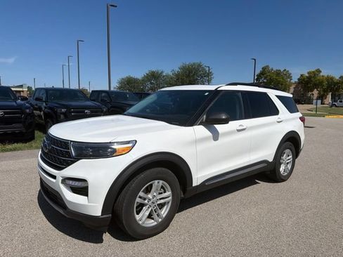 Used 2023 Ford Explorer XLT w/ Equipment Group 202A AWD/4WD image 2