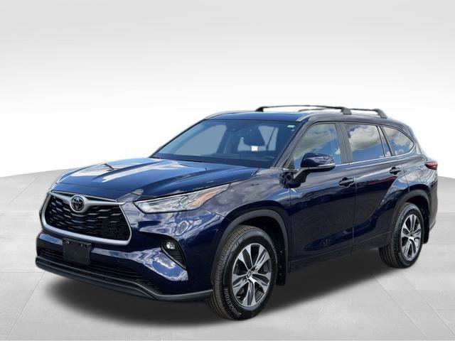 Used 2023 Toyota Highlander XLE AWD/4WD image 3