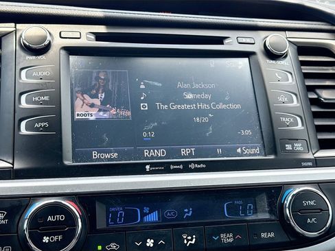 Used 2019 Toyota Highlander XLE FWD image 32