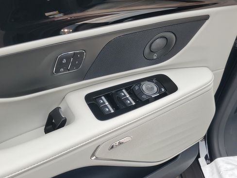New 2026 Lincoln Nautilus Reserve AWD/4WD image 9