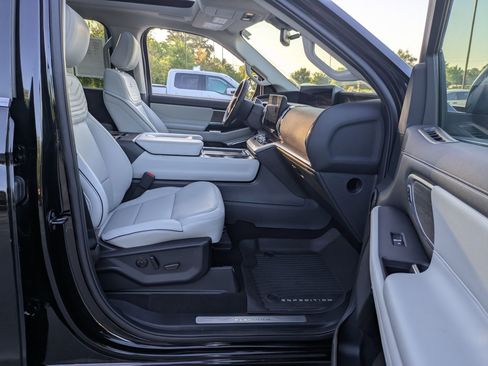 Certified 2025 Ford Expedition Platinum w/ Platinum Ultimate Package AWD/4WD image 37