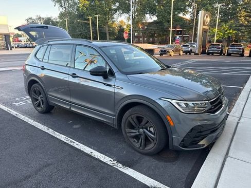 Used 2023 Volkswagen Tiguan SE R-Line AWD/4WD image 3