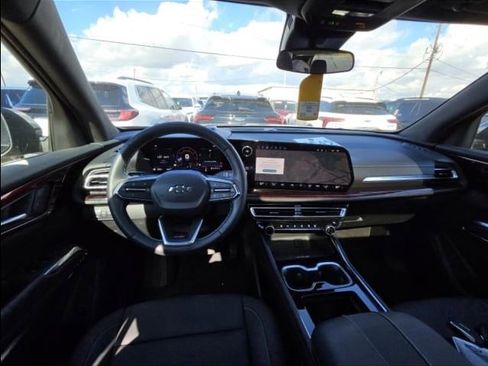 Used 2025 Chevrolet Traverse Z71 image 9