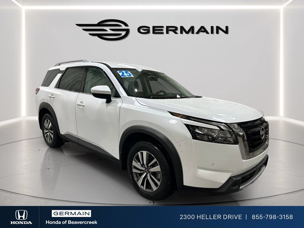Used 2025 Nissan Pathfinder SL FWD image 1