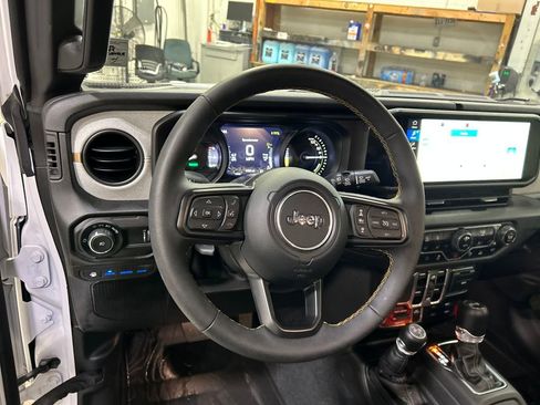 Used 2024 Jeep Wrangler Unlimited image 12