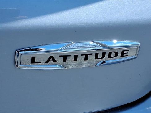 Used 2024 Jeep Compass Latitude image 12