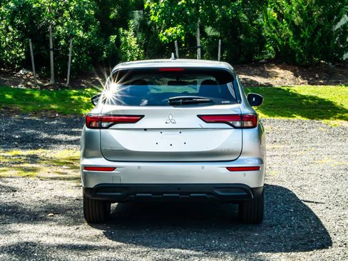 New 2025 Mitsubishi Outlander ES image 7